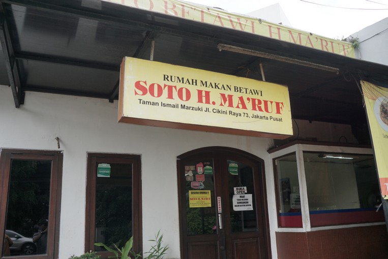 Kuliner Legendaris Cikini : Papan Nama Soto Betawi H. Ma'Ruf di pintu masuk