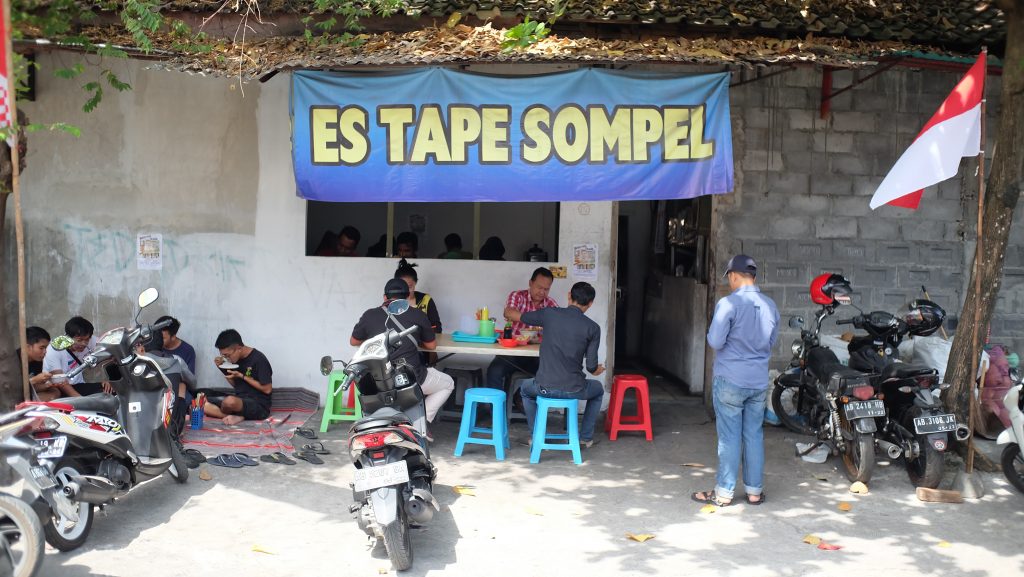 Kedai Es Tape Sompel tampak ramai